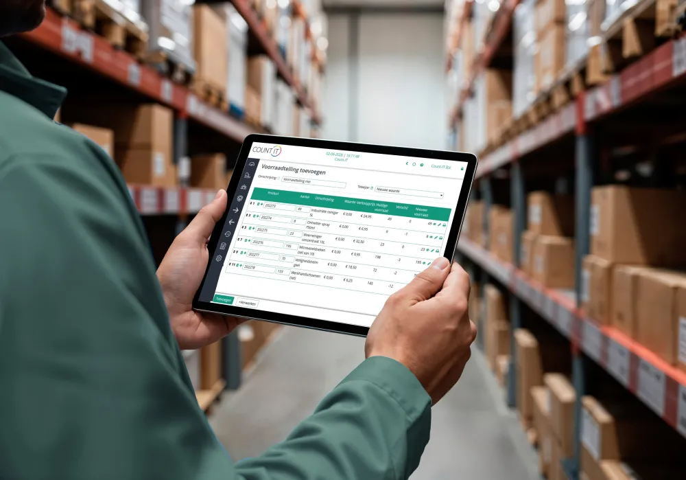 Voorraadtelling in Count-IT op een tablet in het magazijn van een groothandel